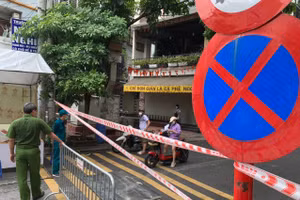 Khoanh vùng phong toả khu vực với gần 800 nhân khẩu sinh sống tại quận Hoàng Mai.