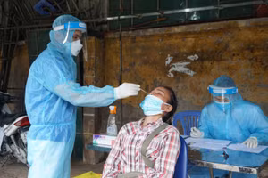 Tiểu thương tại chợ Phùng Khoang xét nghiệm Covid-19 sau khi phát hiện 1 ca dương tính tại chợ.