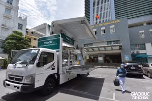 Xe chuyên dụng tiêm vắc xin Covid-19 lưu động tại Hà Nội.