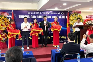 Chủ tịch Hội đồng trường (bên phải) và Giám đốc phụ trách cơ sở Trường Cao đẳng Công nghệ và Du lịch tại TPHCM cắt băng khai trương.