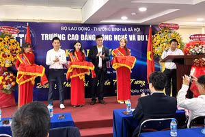 Chủ tịch Hội đồng trường (bên phải) và Giám đốc phụ trách cơ sở Trường Cao đẳng Công nghệ và Du lịch tại TPHCM cắt băng khai trương.