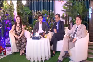 Ông Đặng Anh Quân ngồi cạnh bà Phương Hằng trong một buổi livestream.