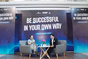 Ông Lê Anh Tiến - CEO công ty cổ phần công nghệ Chatbot Việt Nam trao đổi với sinh viên.