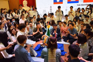 Lưu học sinh Lào Campuchia vui đón Tết cổ truyền xa quê.