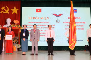 Trường Cao đẳng Thái Nguyên đón nhận huân chương của Chính phủ Lào, Campuchia