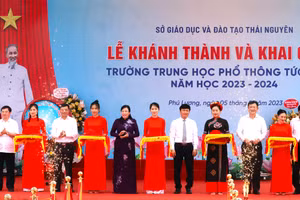 Bí thư Tỉnh uỷ Thái Nguyên Nguyễn Thanh Hải dự lễ khai giảng tại huyện Phú Lương.