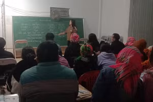 Lớp học xóa mù chữ trên bản người Mông.