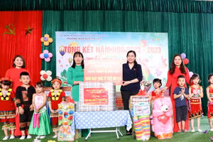 Bí thư Tỉnh ủy Thái Nguyên thăm tặng quà trẻ em tại trường Mầm non Yên Lạc, huyện Phú Lương