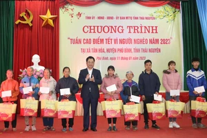 Chủ tịch UBND tỉnh Thái Nguyên Trịnh Việt Hùng đến thăm, tặng quà hộ nghèo, gia đình chính sách, học sinh có hoàn cảnh khó khăn nhân dịp Tết Nguyên đán Quý Mão.