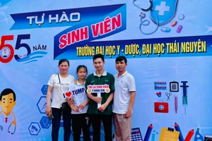 Tân sinh viên Trường Đại học Y – Dược Thái Nguyên rộn ràng ngày nhập học.