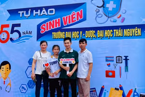 Tân sinh viên Trường Đại học Y – Dược Thái Nguyên rộn ràng ngày nhập học.