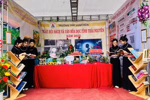 Không gian trưng bày mô hình sách nghệ thuật của trường THPT Định Hóa.