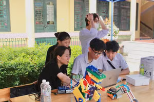 Các em học sinh trường THPT Gang Thép tham gia hoạt động trải nghiệm “Steam Lab định hướng công nghệ số”.