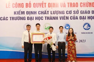 Trao chứng nhận kiểm định chất lượng cho trường Đại học Công nghệ Thông tin và Truyền thông (ĐH Thái Nguyên).