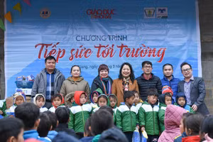 Đoàn thiện nguyện đến thăm và tặng quà cho các em học sinh điểm trường Tả Lủng.