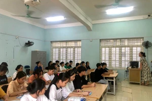 Học sinh dân tộc nội trú tích cực ôn luyện cho kỳ thi tốt nghiệp THPT.