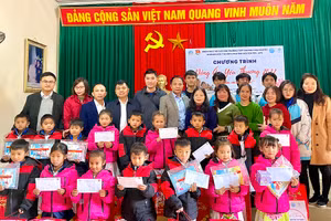 Đông ấm yêu thương với học sinh vùng sâu vùng xa.