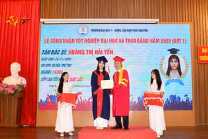 PGS,TS. Nguyễn Tiến Dũng, Bí thư Đảng ủy, Hiệu trưởng nhà trường trao bằng cho các tân bác sĩ, dược sĩ.