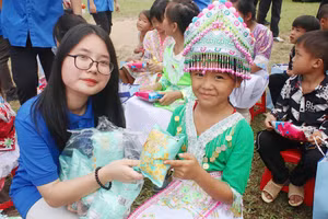 Đem Tết trung thu đến với trẻ em nghèo, trẻ em có hoàn cảnh đặc biệt.