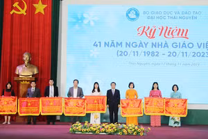 GS.TS Phạm Hồng Quang, Bí thư Đảng ủy, Chủ tịch Hội đồng Đại học Thái Nguyên trao cờ thi đua cho các đơn vị.