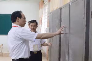 Thứ trưởng Hoàng Minh Sơn kiểm tra công tác tổ chức thi tốt nghiệp THPT.