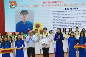 Nam sinh trường huyện giành 2 điểm 10 và ước mơ trở thành nhà ngoại giao.