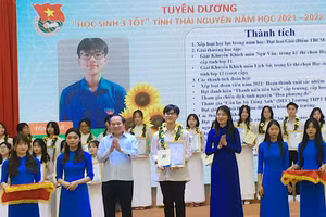 Nam sinh trường huyện giành 2 điểm 10 và ước mơ trở thành nhà ngoại giao.