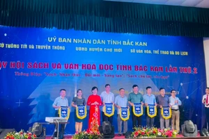 Các đơn vị tham gia Ngày hội sách và Văn hóa đọc tỉnh Bắc Kạn lần thứ 2 nhận cờ lưu niệm của Ban tổ chức.