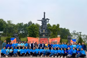 Giáo dục truyền thống cho học sinh thông qua địa chỉ đỏ.