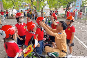 Nâng cao ý thức chấp hành pháp luật an toàn giao thông cho học sinh, sinh viên.