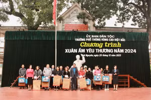 Chăm lo tết cho cán bộ, nhà giáo và học sinh vùng cao.