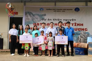 Trường THPT Chuyên Thái Nguyên mang Trung thu đến với học sinh vùng cao.