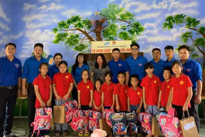 Mang yêu thương đến với trẻ em nghèo vùng cao.