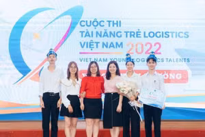 Nông Văn Nam (ngoài cùng từ trái sang) sinh viên người dân tộc Tày xuất sắc giành học bổng Hessen.