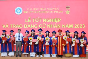 Trao bằng tốt nghiệp cho 293 tân cử nhân sư phạm.