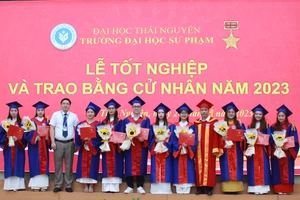 Trao bằng tốt nghiệp cho 293 tân cử nhân sư phạm.