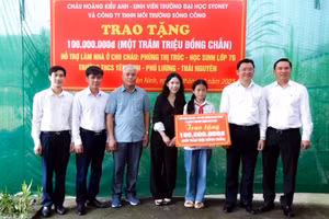 Trao tặng kinh phí xây nhà cho học sinh có hoàn cảnh khó khăn ở Phú Lương.