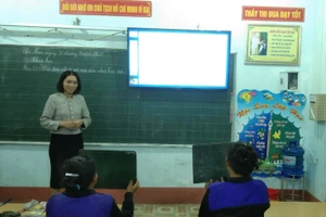 Học viên lớp xoá mù chữ lên rừng hái lá dong tặng cô giáo.