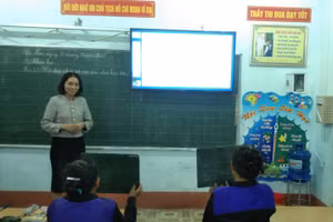 Học viên lớp xoá mù chữ lên rừng hái lá dong tặng cô giáo.