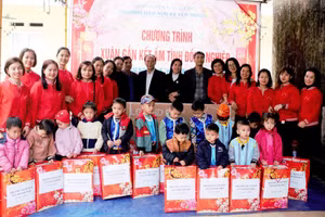 Trường Mầm non 19/5 thành phố Thái Nguyên sẻ chia khó khăn với học sinh miền núi huyện Phú Lương.