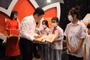 Công ty Núi Pháo trao học bổng cho học sinh có hoàn cảnh khó khăn.