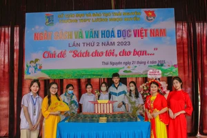 Mô hình trưng bày sách “Lăng chủ tịch Hồ Chí Minh” của học sinh trường THPT Lương Ngọc Quyến.