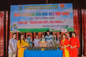 Mô hình trưng bày sách “Lăng chủ tịch Hồ Chí Minh” của học sinh trường THPT Lương Ngọc Quyến.