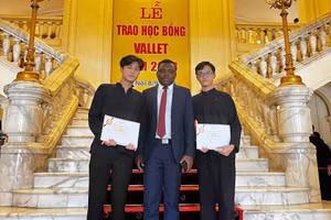 Nam sinh Lương Minh Tuấn, dân tộc Nùng học sinh lớp 12A13 trường PT Vùng Cao Việt Bắc vinh dự nhận học bổng odon Vallet (đứng đầu tiên từ trái sang).