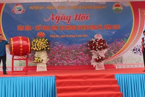 Ông Phạm Hoàng Sơn, Phó Bí thư Thường trực Tỉnh uỷ, Chủ tịch HĐND tỉnh Thái Nguyên đánh trống khai hội.