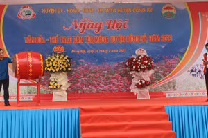 Ông Phạm Hoàng Sơn, Phó Bí thư Thường trực Tỉnh uỷ, Chủ tịch HĐND tỉnh Thái Nguyên đánh trống khai hội.