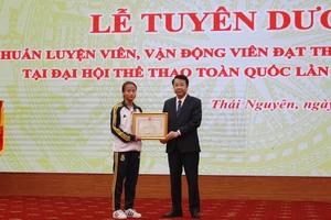 Ông Nguyễn Thanh Bình - Phó Chủ tịch UBND tỉnh Thái Nguyên trao bằng khen cho vận động viên đạt thành tích xuất sắc tại Đại Hội thể thao toàn quốc lần thứ IX, năm 2022.