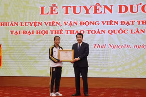 Ông Nguyễn Thanh Bình - Phó Chủ tịch UBND tỉnh Thái Nguyên trao bằng khen cho vận động viên đạt thành tích xuất sắc tại Đại Hội thể thao toàn quốc lần thứ IX, năm 2022.