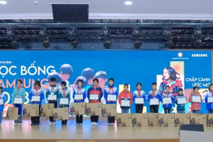 Thái Nguyên trao học bổng "Chắp cánh ước mơ Samsung” cho học sinh vượt khó.