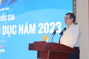 Thứ trưởng Bộ GD&ĐT Nguyễn Văn Phúc phát biểu tại Hội thảo.